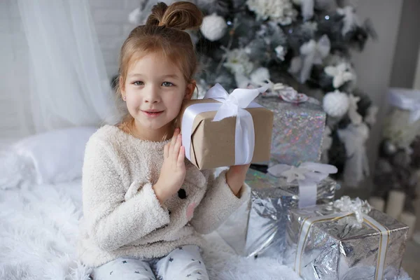 Criança Feliz Menina Anos Idade Férias Natal Perto Uma Bela — Fotografia de Stock