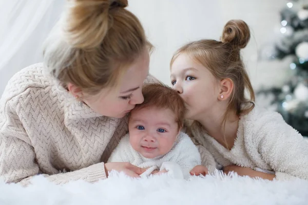 Donna Felice Madre Allegra Bambini Piccoli Una Ragazza Neonato Seduti — Foto Stock