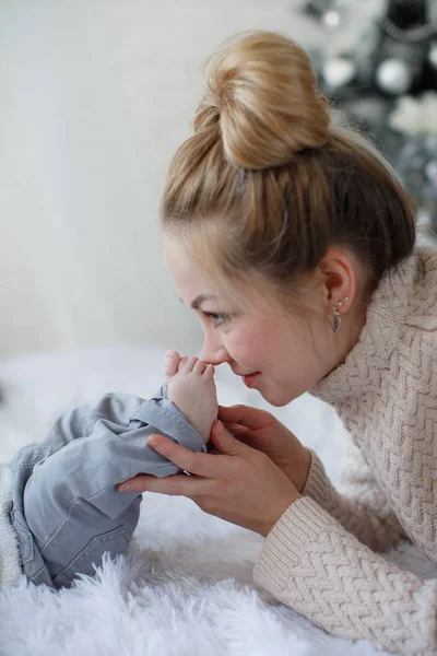 Happy Young Mother Her Son Playing Home Christmas Holidays Newborn — Stock Photo, Image