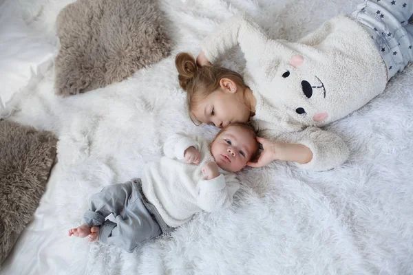 Little Girl Embracing Newborn Baby Brother Little Girl Baby Boy — Stock Photo, Image