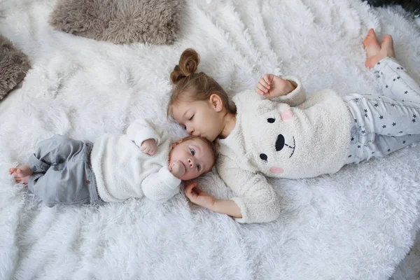 Kleines Mädchen Umarmt Einen Neugeborenen Kleinen Bruder Kleines Mädchen Und — Stockfoto
