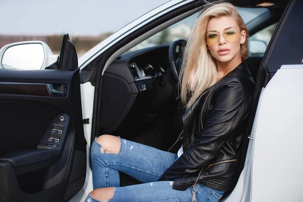Jovem Mulher Dirigindo Carro Cidade Sucesso Atraente Bela Jovem Mulher — Fotografia de Stock