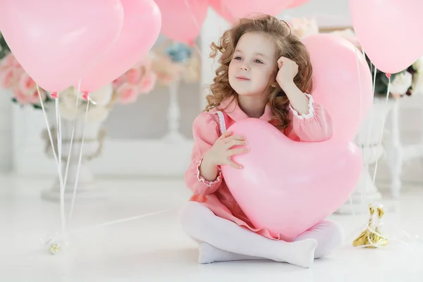 Mała Dziewczynka Lat Długie Kręcone Włosy Ubrany Różowej Sukience Białe — Zdjęcie stockowe