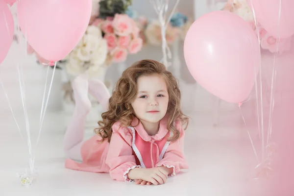 Una Bambina Anni Con Lunghi Capelli Ricci Vestita Con Vestito — Foto Stock