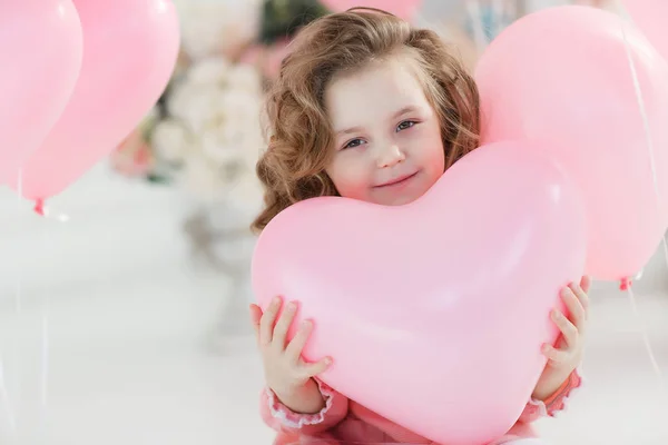 Una Bambina Anni Con Lunghi Capelli Ricci Vestita Con Vestito — Foto Stock