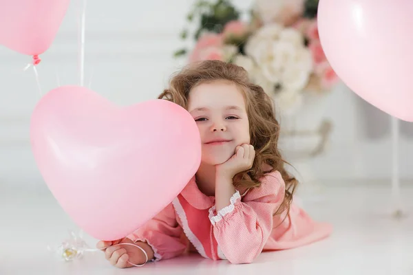 Una Bambina Anni Con Lunghi Capelli Ricci Vestita Con Vestito — Foto Stock