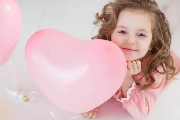 Liten Flicka Med Långt Lockigt Hår Klädd Rosa Klänning Och — Stockfoto