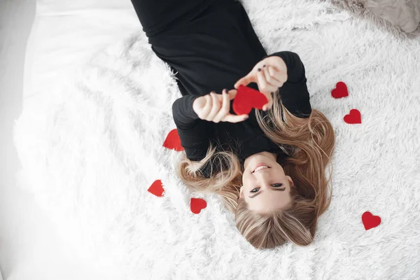 Jovem Mulher Bonita Com Sorriso Agradável Grandes Olhos Cinzentos Uma — Fotografia de Stock