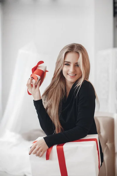 Uma Jovem Mulher Bonita Com Sorriso Agradável Grandes Olhos Grisalhos — Fotografia de Stock