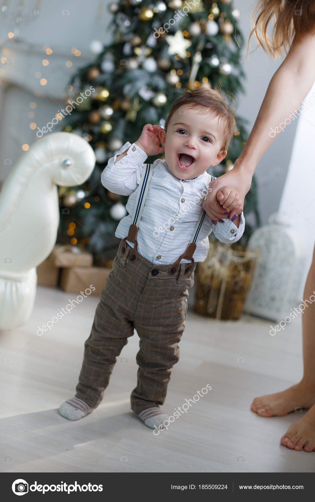 Kleiner Junge im grünen Hemd läuft und kurze Hosen, Kind i Kleiner Junge im grünen Hemd läuft und kurze Hosen, Kind i