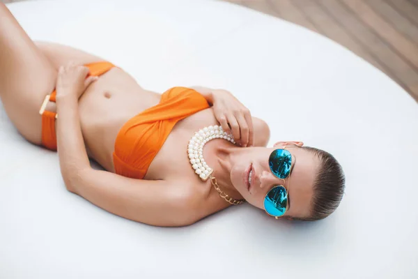 Elegante Sexy Frau Bikini Auf Sonnengebräuntem Schlanken Und Wohlgeformten Körper — Stockfoto