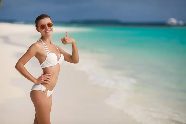海边的白色沙滩上的美丽女人 女人在海里游泳和放松 快乐岛的生活方式 白色的沙子 热带海滩的水晶蓝色的海 在天堂度假 海洋海滩放松 前往马尔代夫群岛 — 图库照片