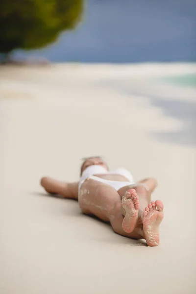 Krásná Žena Bílém Písku Blízkosti Oceánu Žena Koupat Relaxovat Moři — Stock fotografie