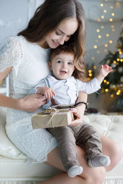 Mãe Família Feliz Filho Pequeno Perto Árvore Natal Véspera Natal — Fotografia de Stock