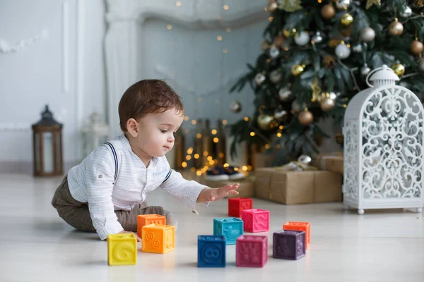 Lindo Niño Con Grandes Ojos Marrones Pelo Rojo Vestido Con — Foto de Stock