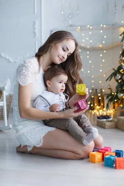 Ευτυχισμένη Οικογένεια Μητέρα Και Μικρό Του Γιο Κοντά Στο Χριστουγεννιάτικο — Φωτογραφία Αρχείου