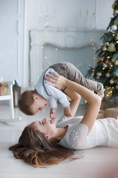 Счастливая Семейная Мама Маленьким Сыном Возле Рождественской Елки Дома Женщина — стоковое фото
