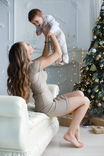 Mãe Família Feliz Filho Pequeno Perto Árvore Natal Véspera Natal — Fotografia de Stock