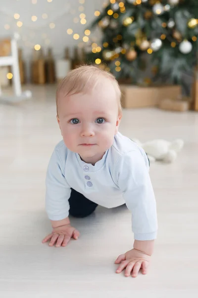 Roztomilé Dítě Bílé Košili Velké Šedé Oči Prochází Sám Bílé — Stock fotografie