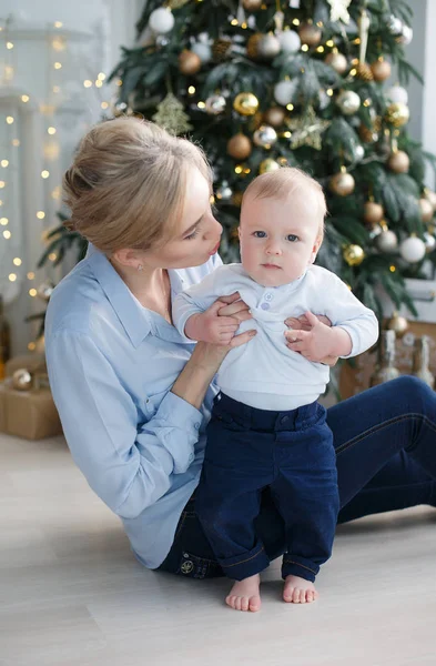 Gelukkige Familie Moeder Zoontje Buurt Van Kerstboom Kerstavond Thuis Een — Stockfoto