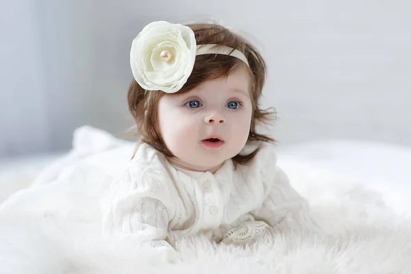 Close Uma Menina Seis Sete Meses Idade Com Olhos Azuis — Fotografia de Stock
