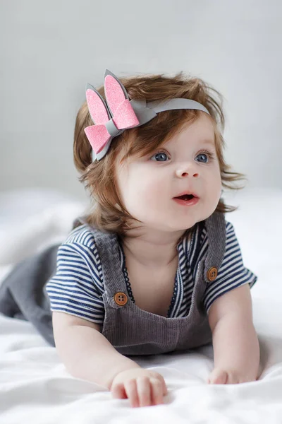 Zbliżenie Sześciu Siedmiu Miesięcy Córeczkę Niebieskimi Oczami Noworodka Trochę Uśmiechający — Zdjęcie stockowe