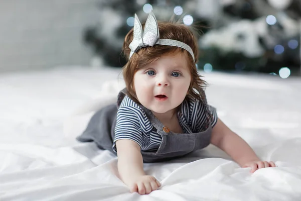 特写六 七月大的小女孩 蓝眼睛 新生的孩子 小可爱的微笑和细心的女孩看着惊讶的相机 新的生活 童年的概念 平安夜 — 图库照片