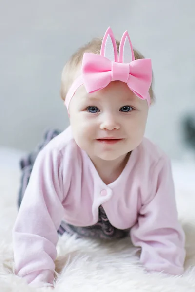 Zbliżenie Osiem Dziewięć Miesięcy Córeczkę Niebieskimi Oczami Noworodka Trochę Uśmiechający — Zdjęcie stockowe