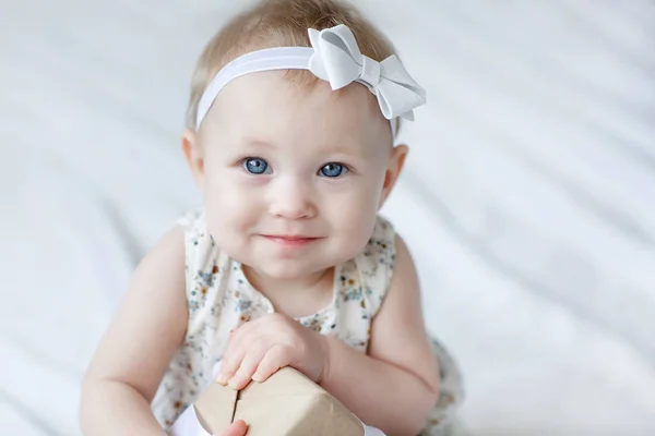 Close Van Een Acht Negen Maanden Oude Babymeisje Met Blauwe — Stockfoto