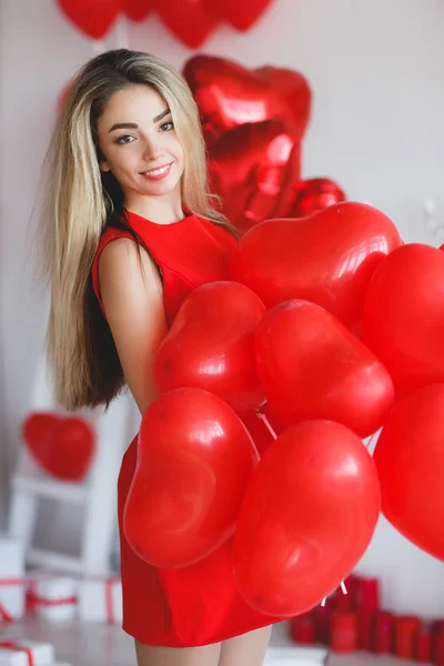 Skönhet Alla Hjärtans Dag Kvinna Med Röda Ballonger Mode Modell — Stockfoto