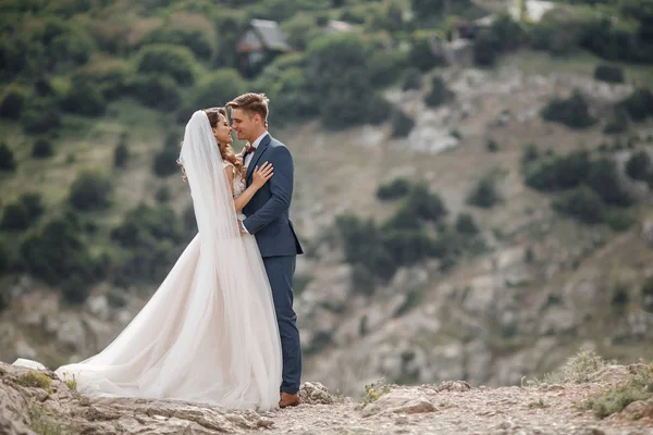 Eine Schöne Braut Und Bräutigam Hochzeitstag Spaziergang Entlang Einer Felsigen — Stockfoto