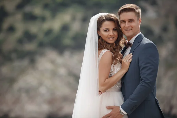 Eine Schöne Braut Und Bräutigam Hochzeitstag Spaziergang Entlang Einer Felsigen — Stockfoto