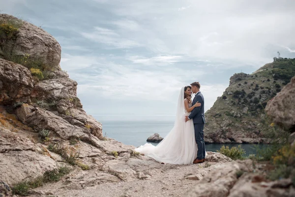 Güzel Gelin Damat Onların Düğün Günü Denize Yakın Kayalık Bir — Stok fotoğraf