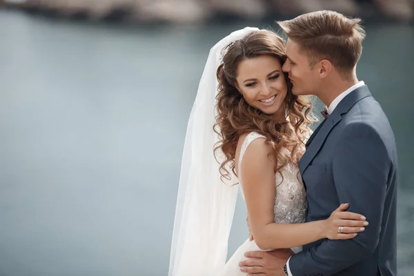 Beautiful Bride Groom Wedding Day Walk Rocky Shore Sea Young — Stock Photo, Image