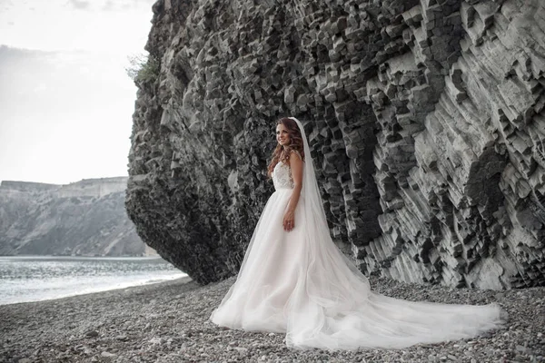 Beautiful Bride Stands Cliff Sea Glamorous White Wedding Dress View — Stock Photo, Image