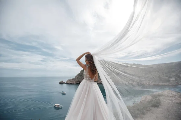 Beautiful Bride Stands Cliff Sea Glamorous White Wedding Dress View — Stock Photo, Image