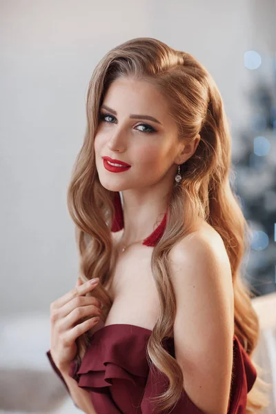 Senhora Sexy Bonita Vestido Elegante Borgonha Close Retrato Moda Modelo — Fotografia de Stock