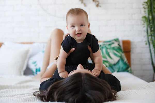 Mãe Filho Uma Cama Branca Mãe Menino Shorts Brincando Quarto — Fotografia de Stock