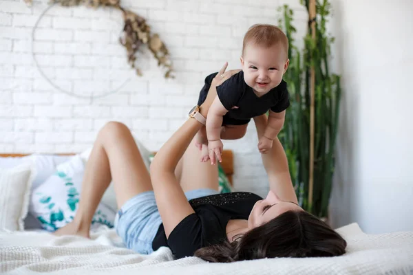 Moeder Kind Een Wit Bed Mam Baby Jongen Shorts Spelen — Stockfoto