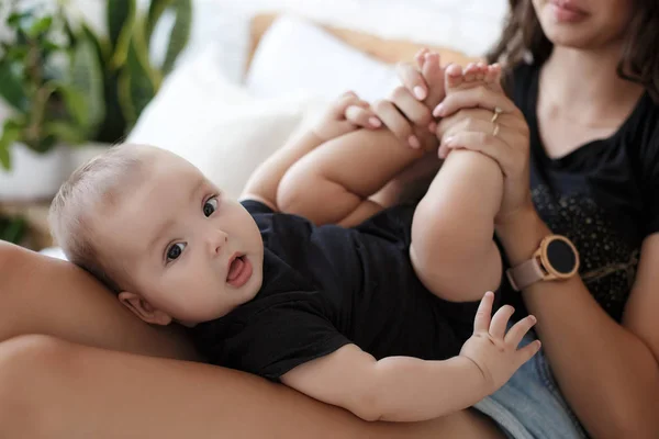 Μικρά Πόδια Στα Χέρια Της Μητέρας Μικρά Νεογέννητα Πόδια Μωρού — Φωτογραφία Αρχείου