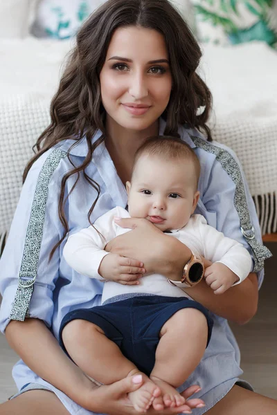 Mère Enfant Sur Lit Blanc Maman Bébé Garçon Short Jouant — Photo