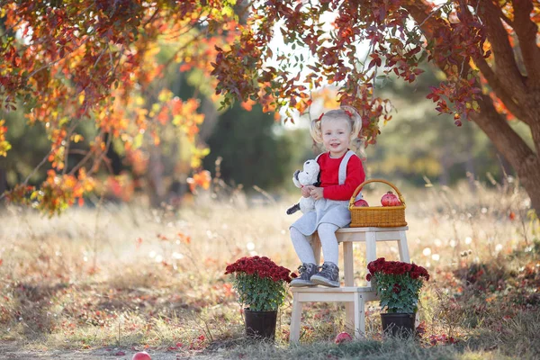 Pequeña Fashionista Chica Feliz Día Otoño Niña Feliz Sonriendo Con — Foto de Stock