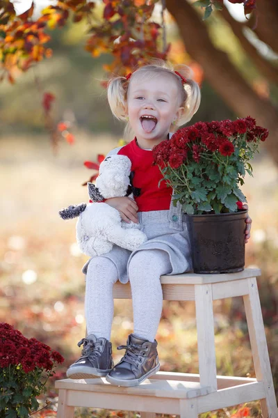 Маленькая Модница Счастливая Девушка Осенний День Маленькая Девочка Счастлива Улыбаясь — стоковое фото
