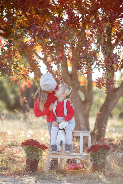 Two Cute Little Girls Older Younger Sister Having Fun Beautiful — ストック写真