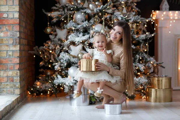 Famiglia Festeggia Natale Madre Felice Con Figlia Nella Notte Magica — Foto Stock