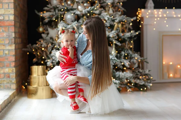 Famiglia Festeggia Natale Madre Felice Con Figlia Nella Notte Magica — Foto Stock