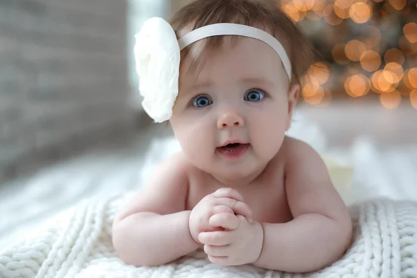 Linda Menina Recém Nascida Deitada Cobertor Branco Com Uma Flor — Fotografia de Stock