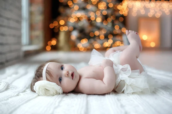 Linda Menina Recém Nascida Deitada Cobertor Branco Com Uma Flor — Fotografia de Stock