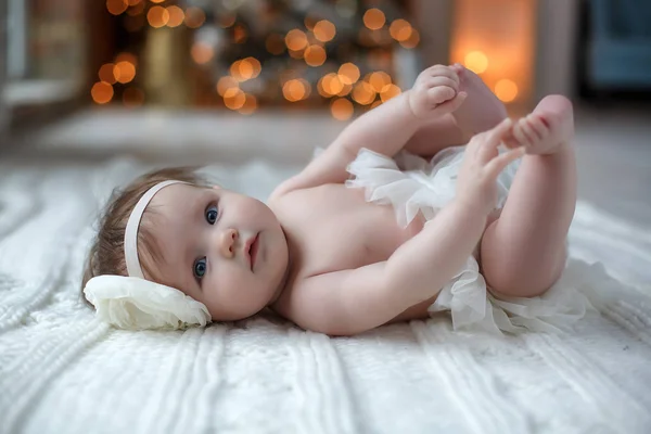 Linda Menina Recém Nascida Deitada Cobertor Branco Com Uma Flor — Fotografia de Stock