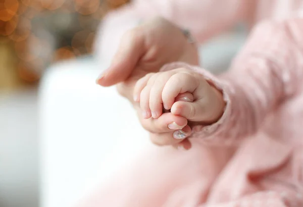 Kleine Hand Van Een Pasgeboren Baby Houdt Mama Vinger Hand — Stockfoto